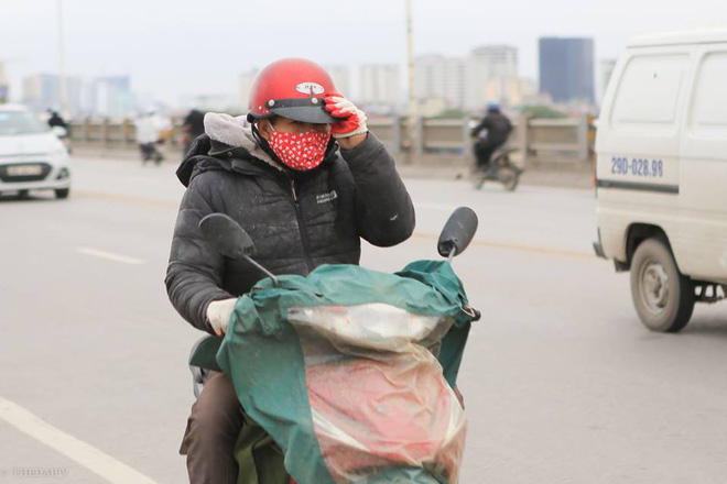 Chùm ảnh: Người dân Hà Nội khoác cả chăn bông, mặc áo mưa xuống phố để tránh rét